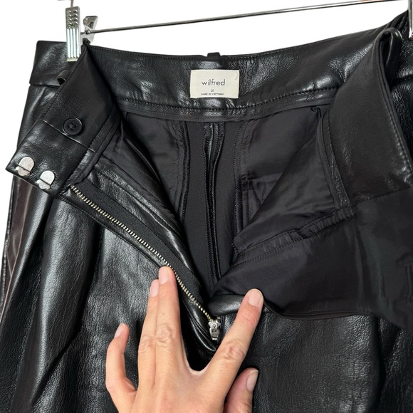 Aritzia | Wilfred Pleated Carrot Pant in Black Faux Leather 10 - Picture 8 of 9